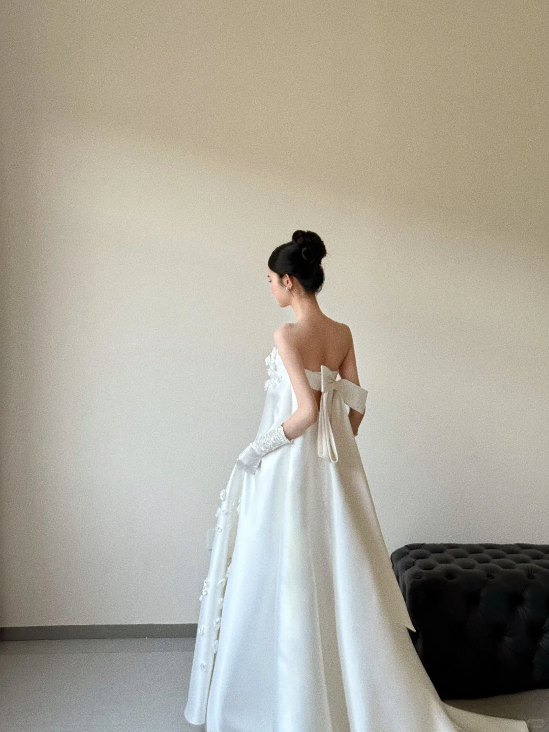 Robe de mariée longue élégante en satin blanc sans bretelles avec des gants C3854