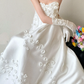 Robe de mariée longue élégante en satin blanc sans bretelles avec des gants C3854