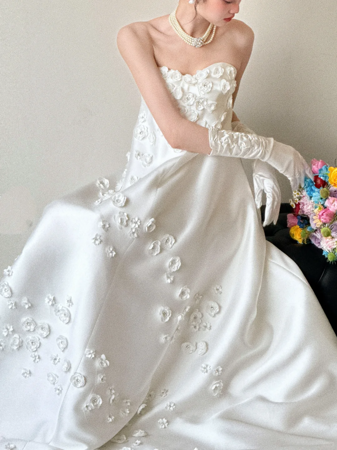 Robe de mariée longue élégante en satin blanc sans bretelles avec des gants C3854
