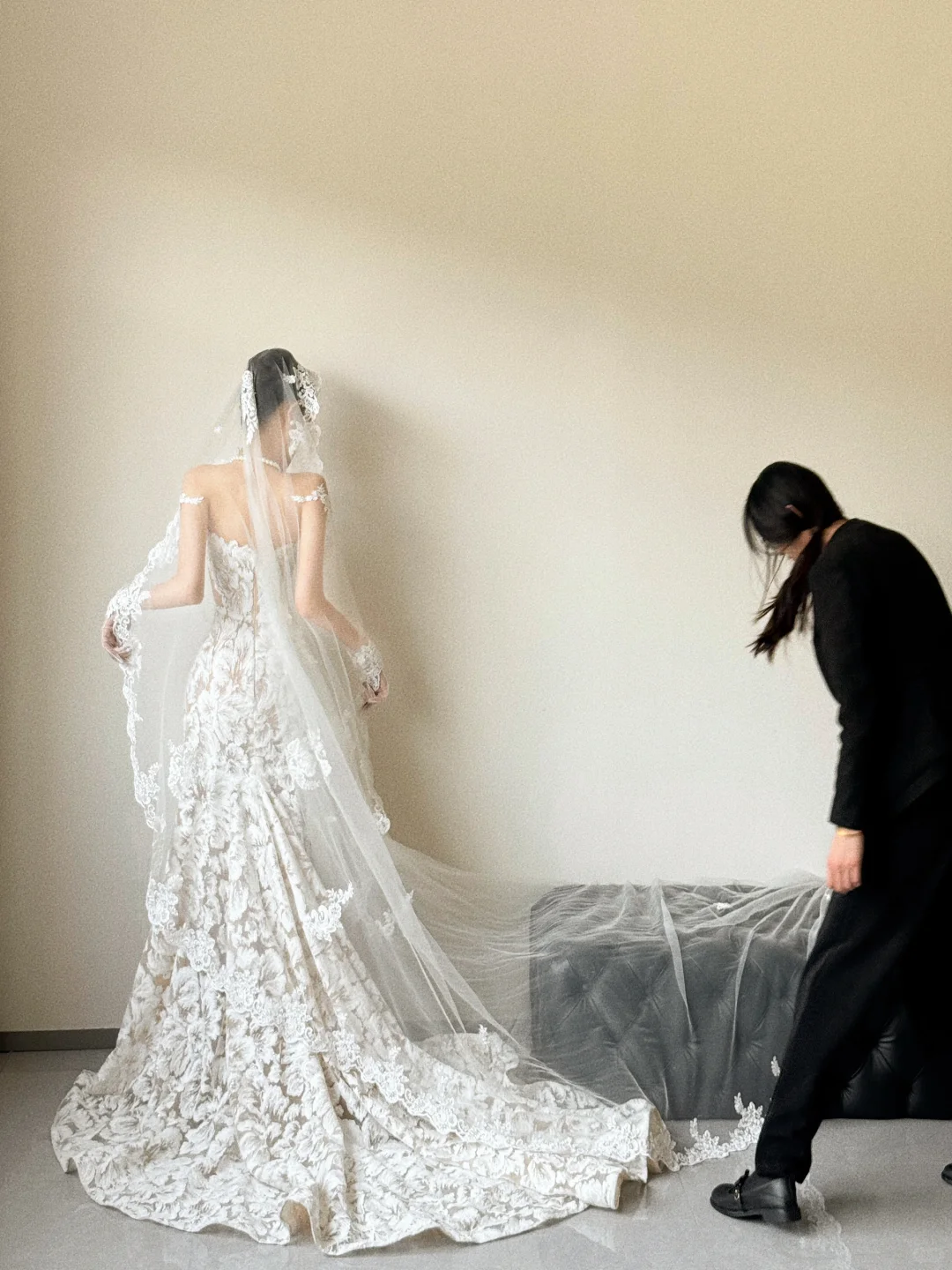 Robe de mariée sirène longue bustier en tulle avec appliques et gants C3857