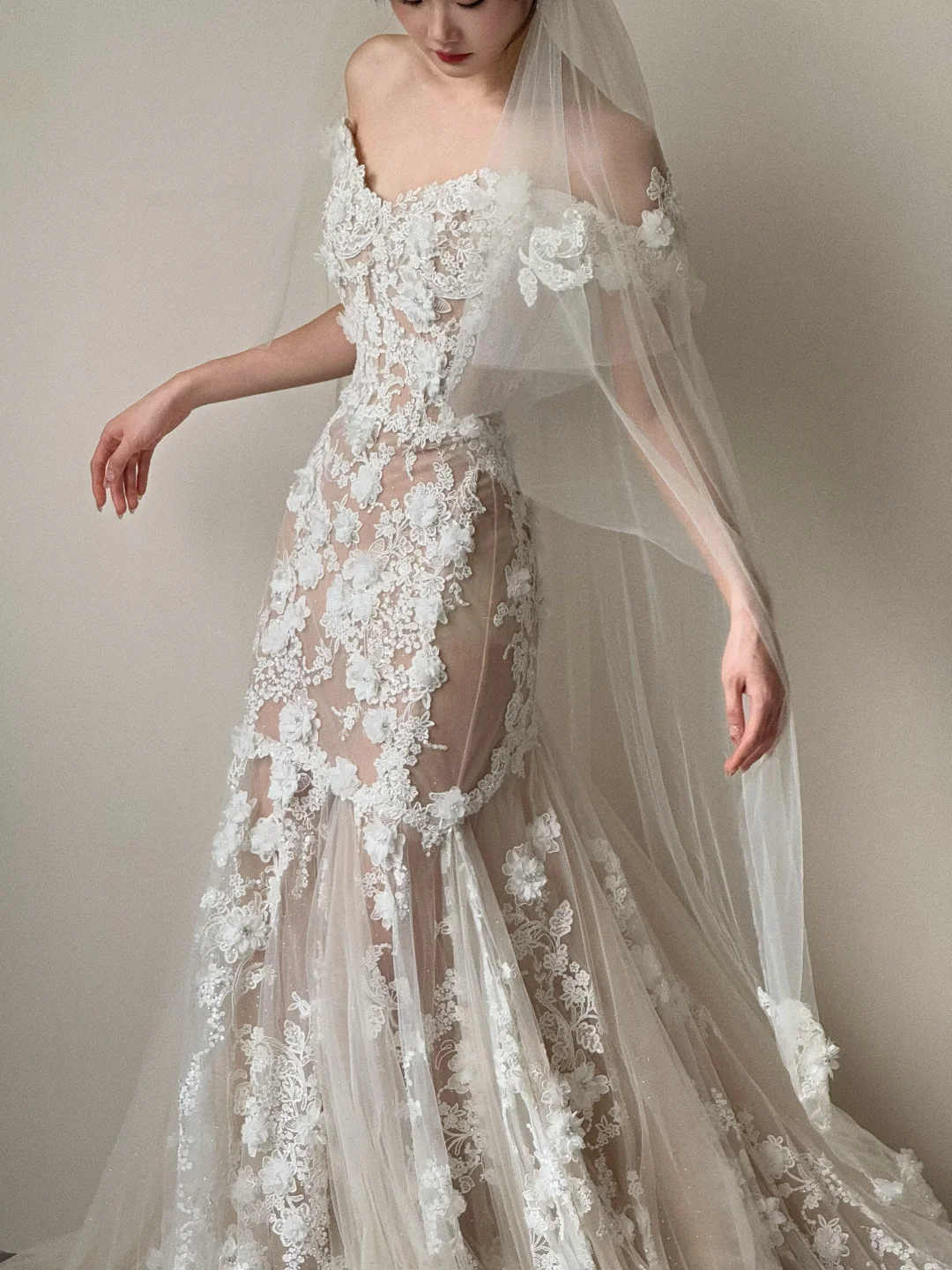 Robe de mariée longue élégante en tulle avec appliques et voile, épaules dénudées, style sirène, C3859