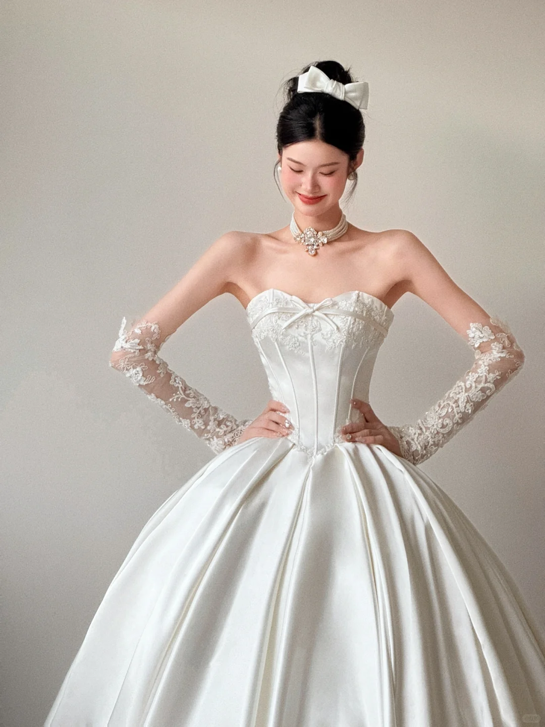 Robe de mariée longue en satin et dentelle, style vintage, sans bretelles, avec appliques, C3860