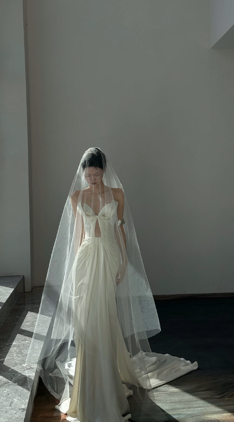 Robe de mariée sirène unique, bustier, en satin plissé avec voile, longue, C3862