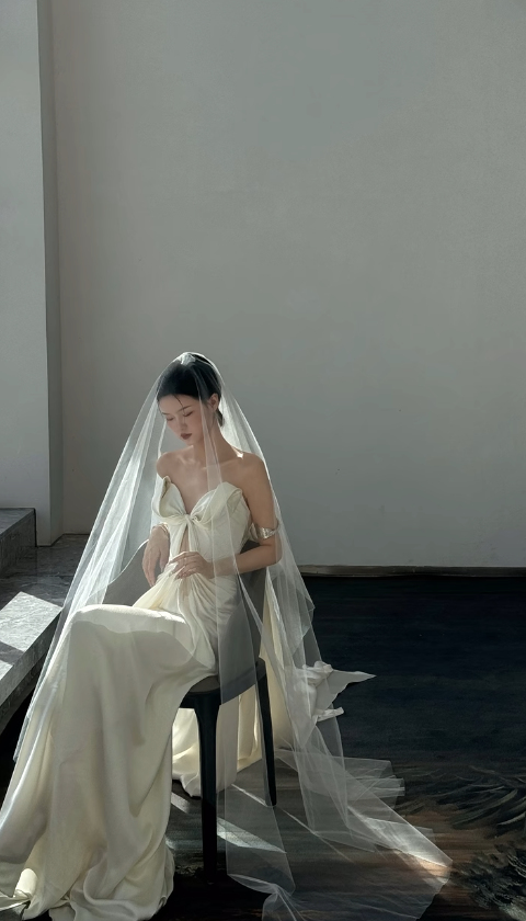 Robe de mariée sirène unique, bustier, en satin plissé avec voile, longue, C3862