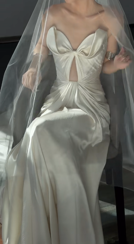 Robe de mariée sirène unique, bustier, en satin plissé avec voile, longue, C3862