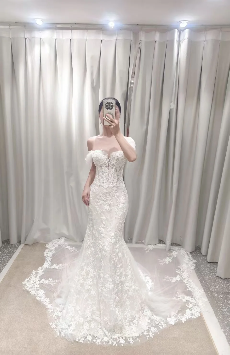 Robe de mariée longue sirène de rêve à épaules dénudées en tulle et dentelle avec appliques C3869