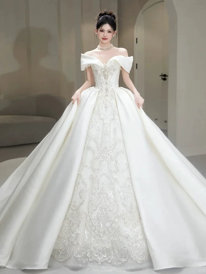 Robe de mariée longue en satin et dentelle, style bal intemporel, épaules dénudées, C3870