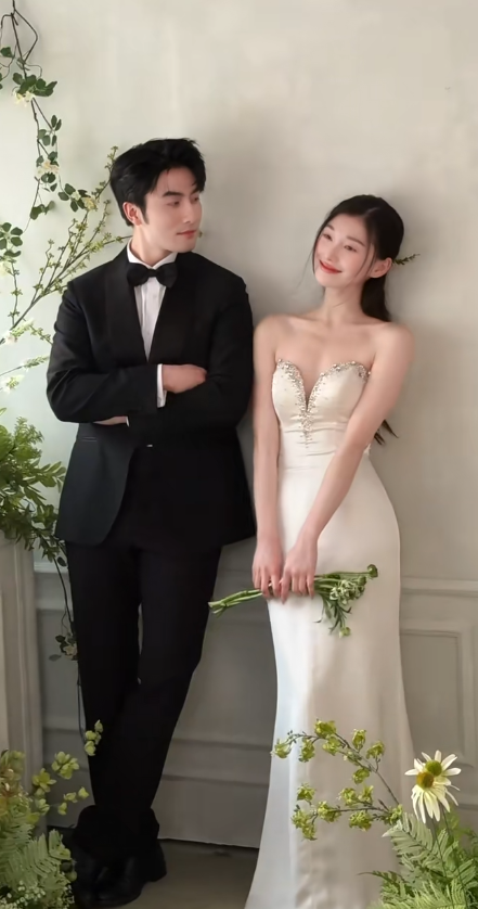 Robe de mariée longue élégante en satin avec décolleté en cœur et perles C3872