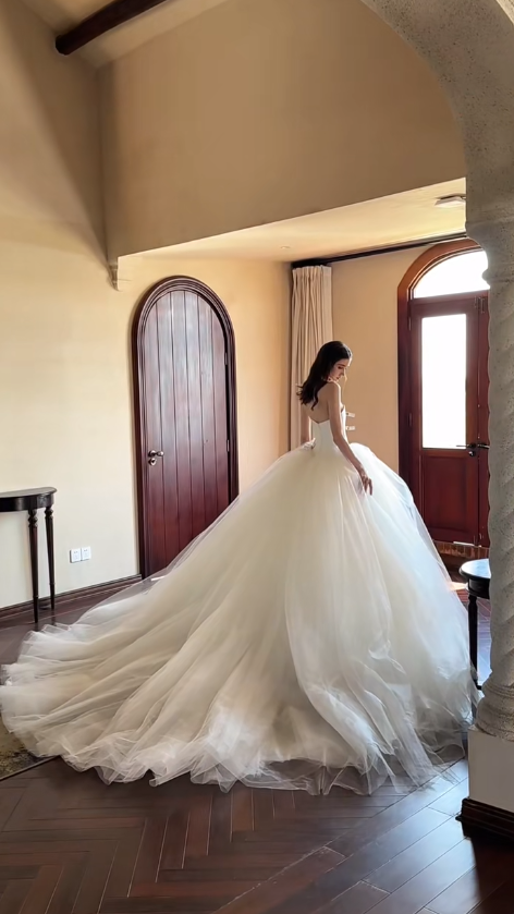 Jolie robe de mariée longue en satin et tulle, sans bretelles, avec appliques, C3878