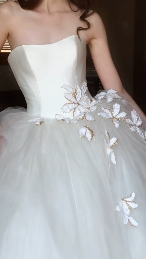 Jolie robe de mariée longue en satin et tulle, sans bretelles, avec appliques, C3878
