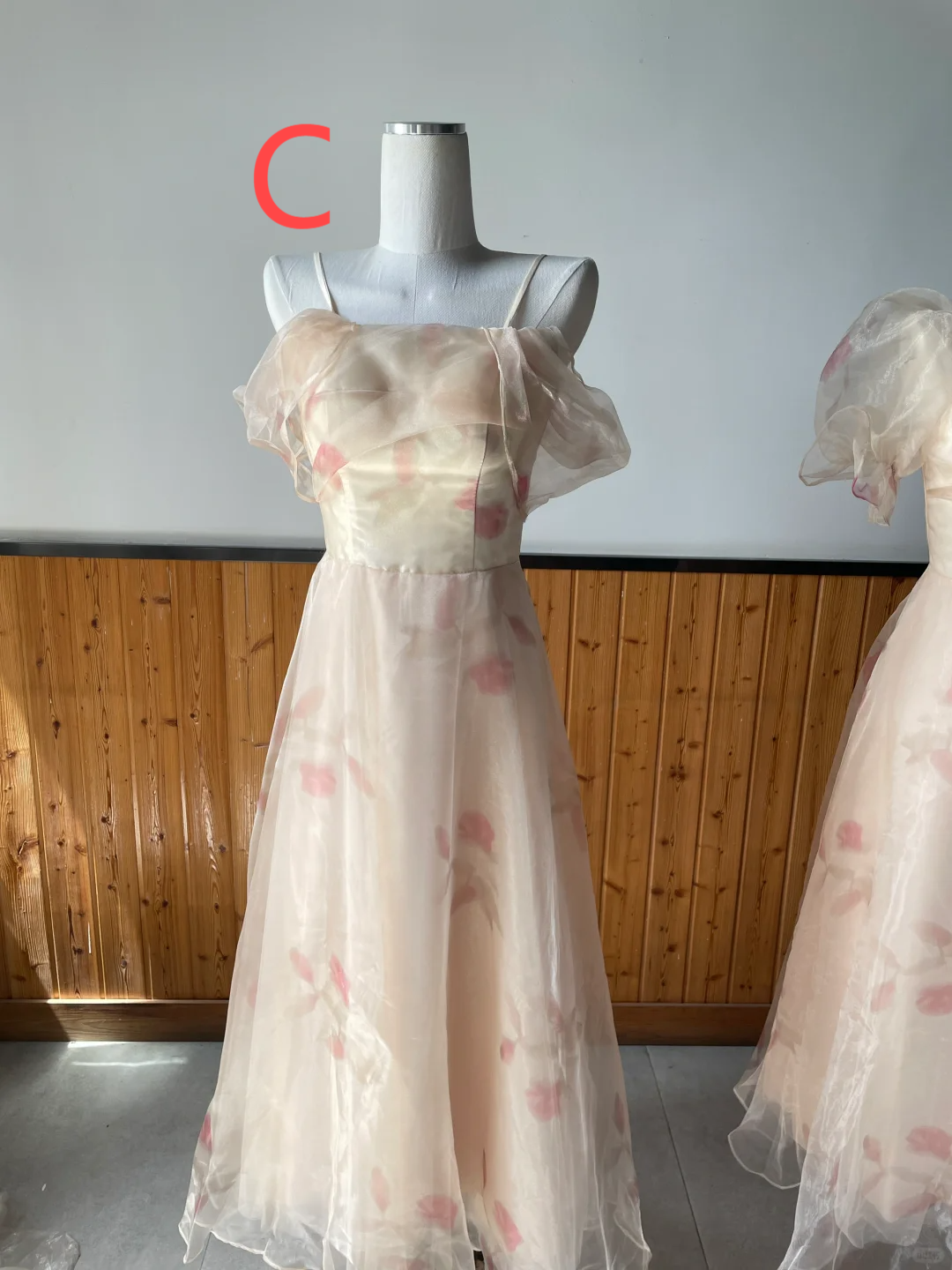 Robe de demoiselle d'honneur longue en satin et tulle à imprimé floral, coupe trapèze, C3886