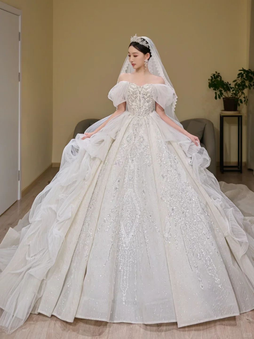 Robe de mariée élégante en satin, épaules dénudées, en mousseline de soie perlée et voile, longue, C3902