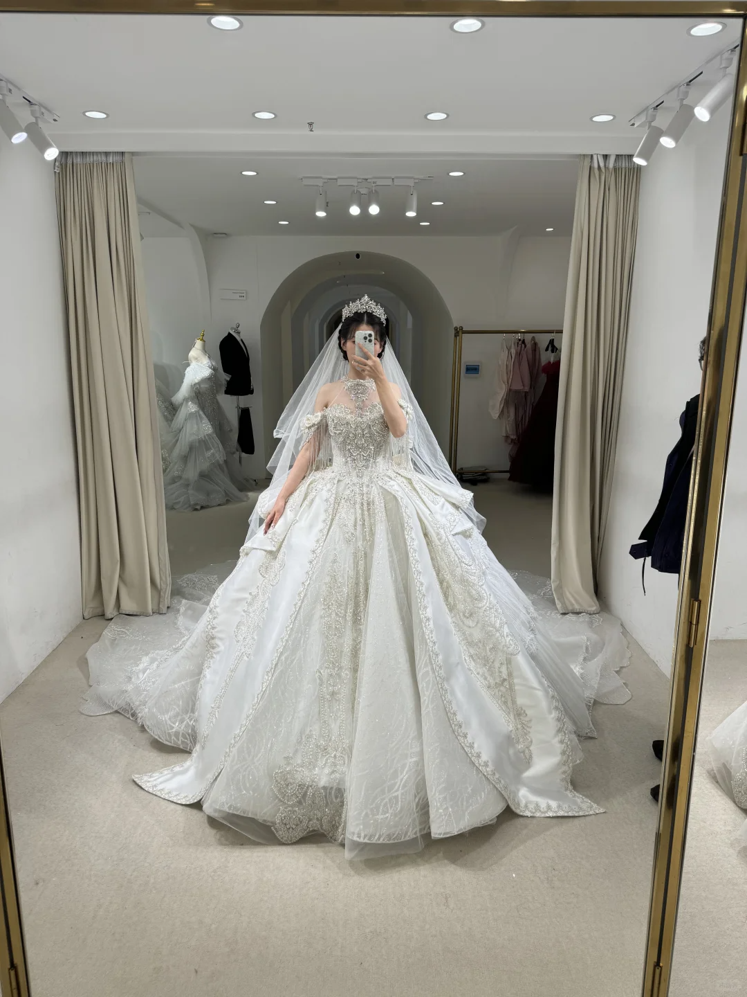 Robe de mariée longue en satin, tulle, dentelle, perles et voile, épaules dénudées, style bal intemporel, C3903