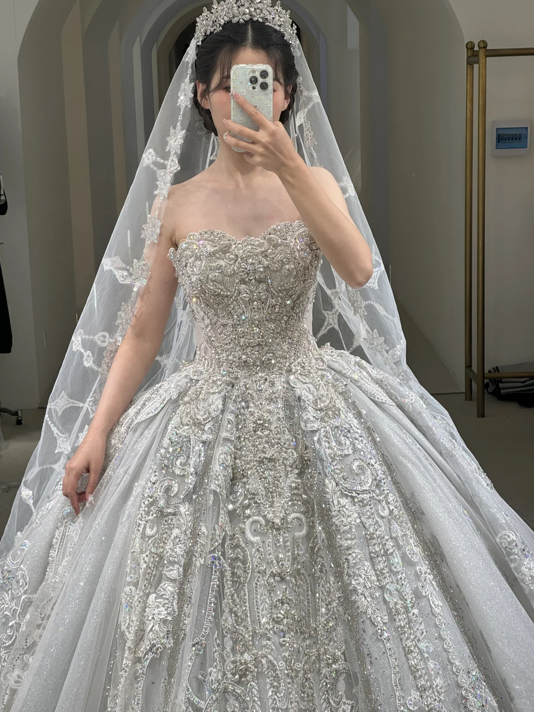 Superbe robe de bal bustier en satin, tulle, sequins, perles et voile, longue robe de mariée C3904