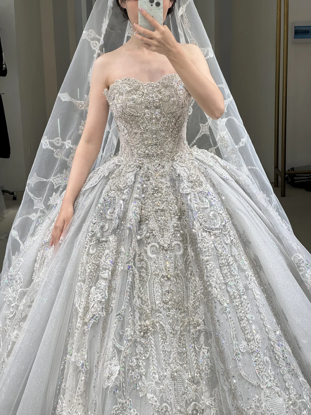 Superbe robe de bal bustier en satin, tulle, sequins, perles et voile, longue robe de mariée C3904
