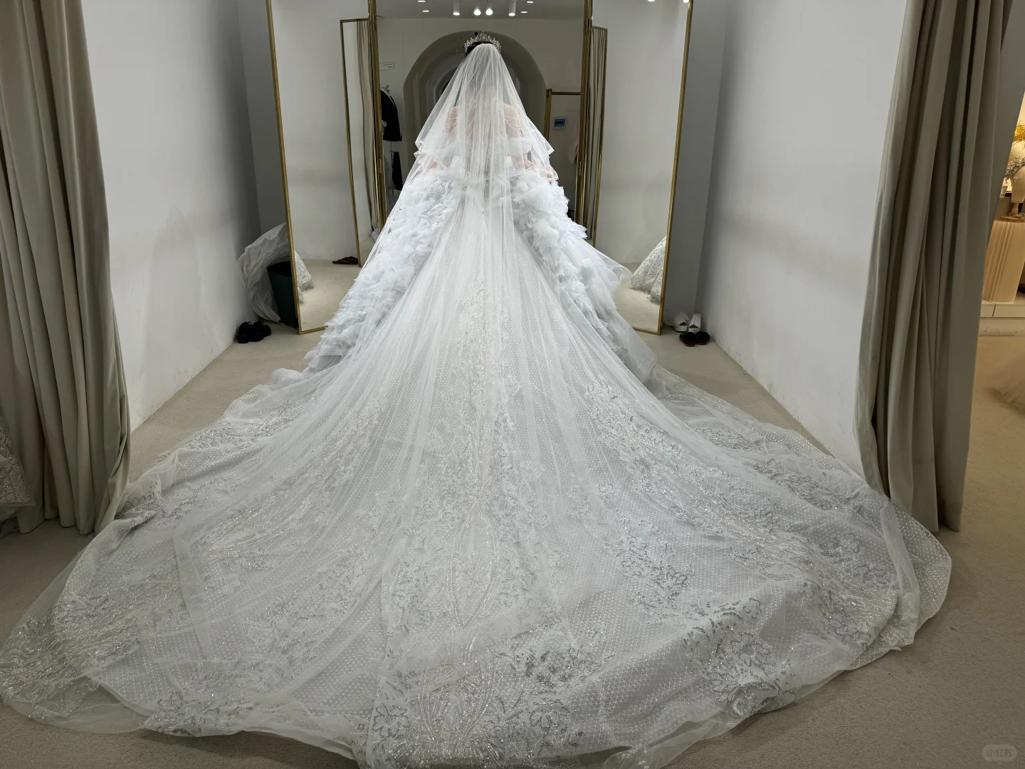 Robe de bal intemporelle à épaules dénudées, en satin, tulle, sequins, perles et voile, robe de mariée longue C3905