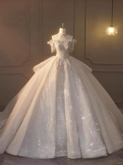 Robe de mariée longue intemporelle en tulle, épaules dénudées, sequins et perles, C3915