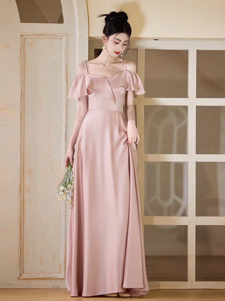 Robe de demoiselle d'honneur longue en satin rose blush à bretelles spaghetti et coupe trapèze élégante C3929