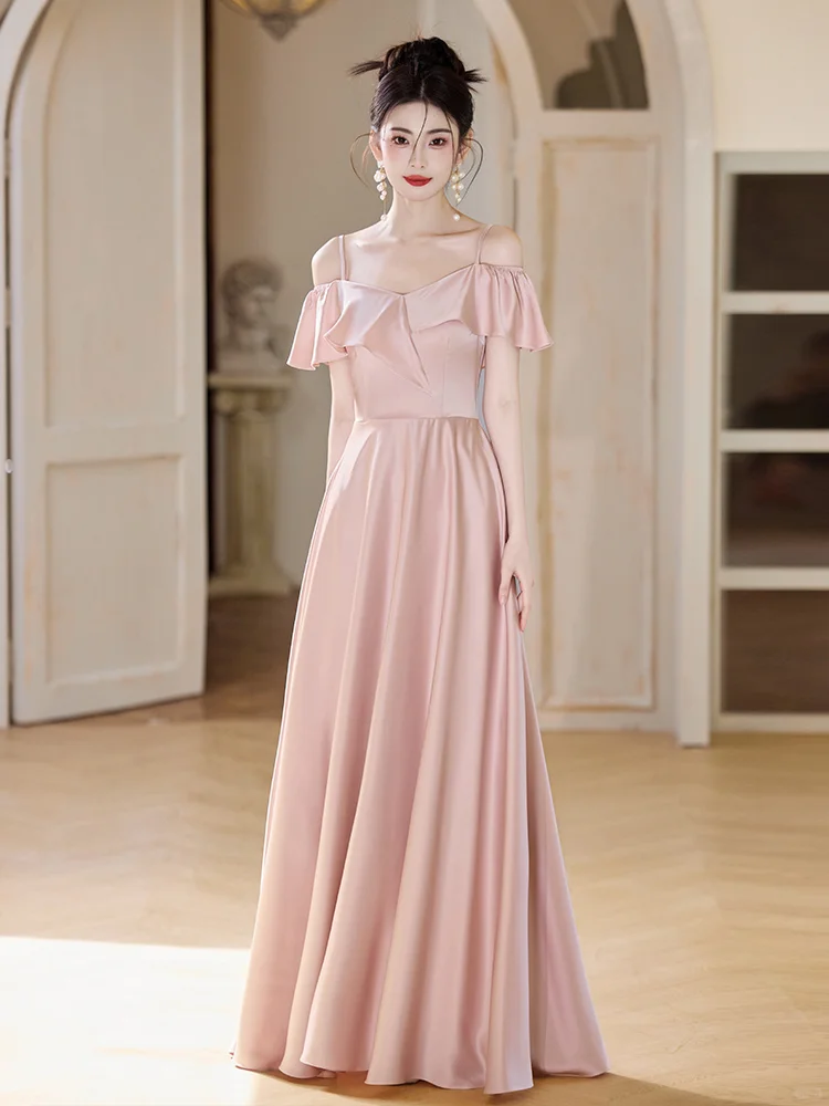 Robe de demoiselle d'honneur longue en satin rose blush à bretelles spaghetti et coupe trapèze élégante C3929