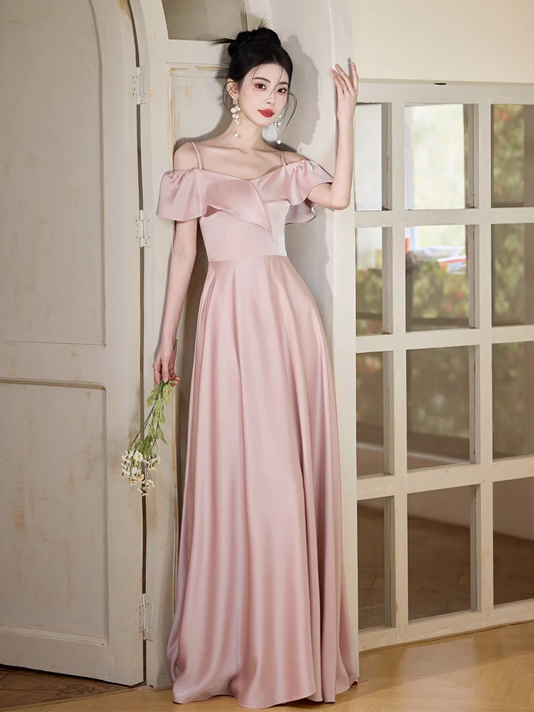 Robe de demoiselle d'honneur longue en satin rose blush à bretelles spaghetti et coupe trapèze élégante C3929