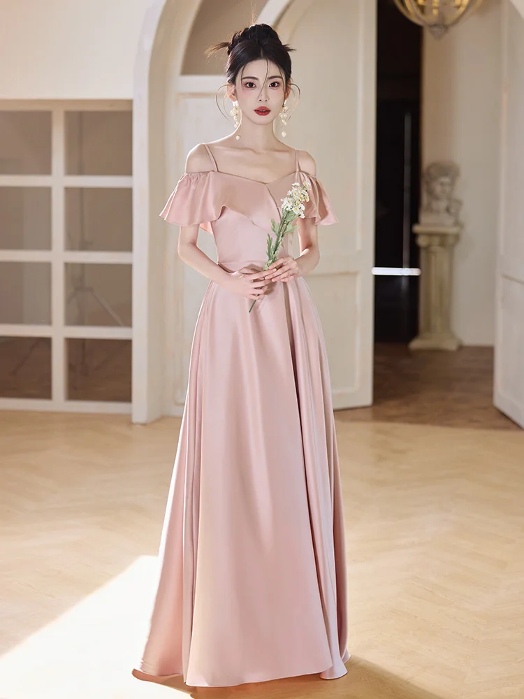 Robe de demoiselle d'honneur longue en satin rose blush à bretelles spaghetti et coupe trapèze élégante C3929