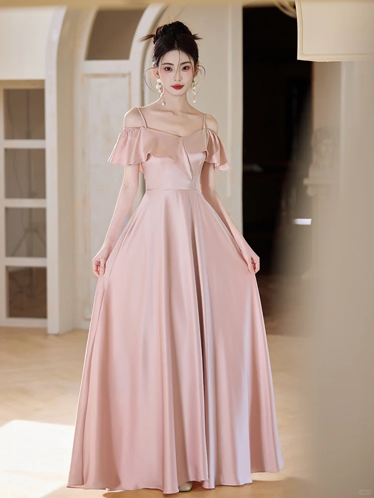 Robe de demoiselle d'honneur longue en satin rose blush à bretelles spaghetti et coupe trapèze élégante C3929