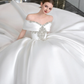Robe de mariée longue en satin à épaules dénudées et appliques C3944