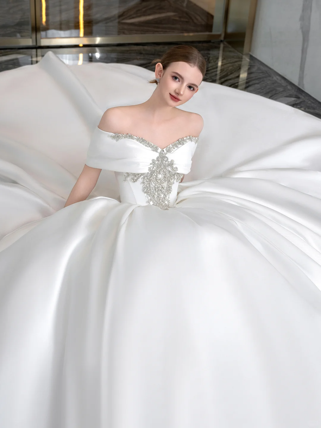Robe de mariée longue en satin à épaules dénudées et appliques C3944