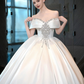 Robe de mariée longue en satin à épaules dénudées et appliques C3944