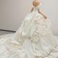 Robe de mariée longue élégante en satin à épaules dénudées et fleurs C3947