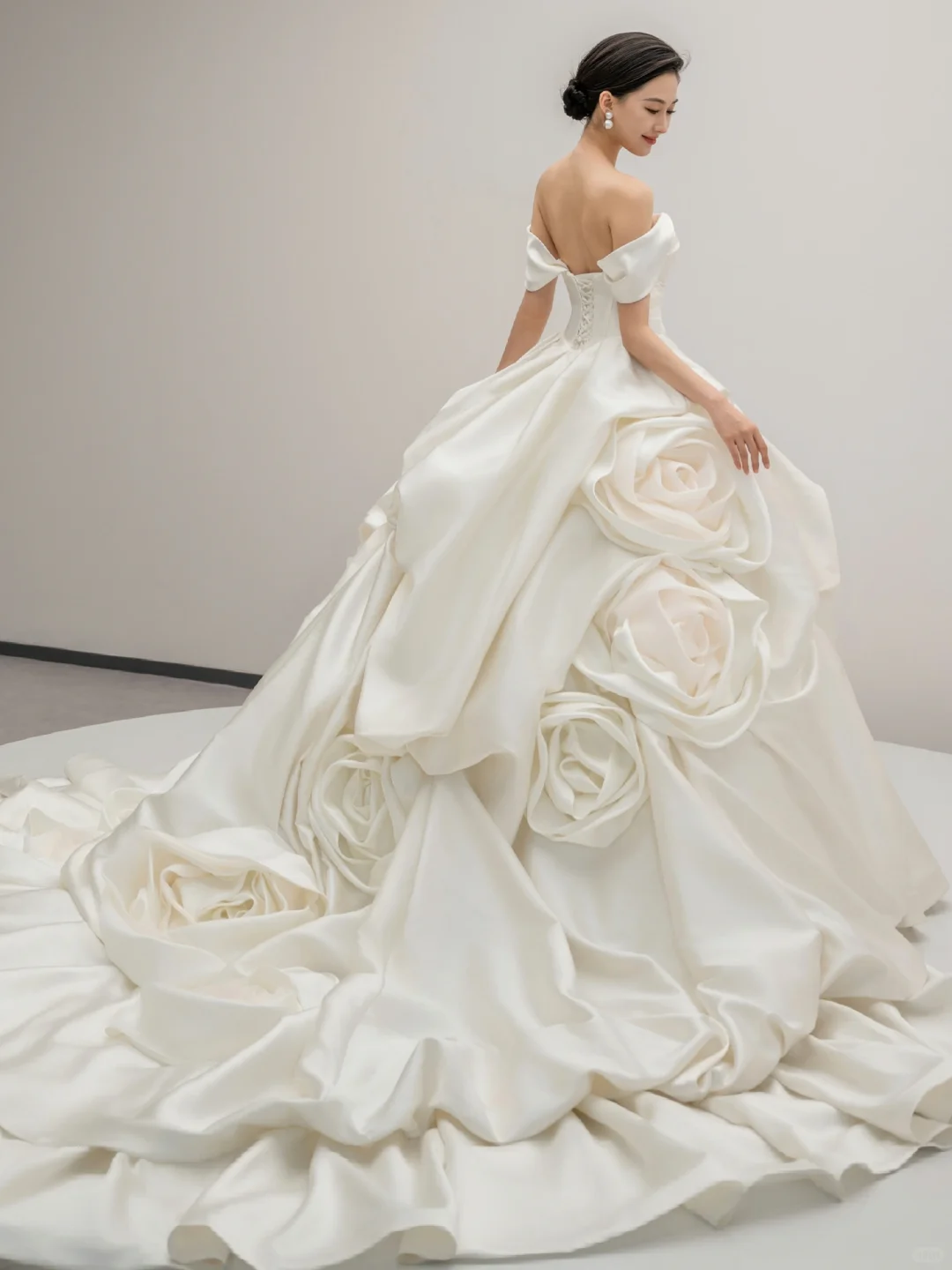 Robe de mariée longue élégante en satin à épaules dénudées et fleurs C3947