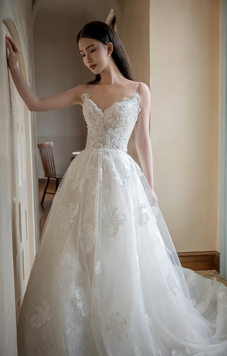 Robe de mariée longue en tulle et dentelle, bretelles spaghetti, effet rêveur, C3950