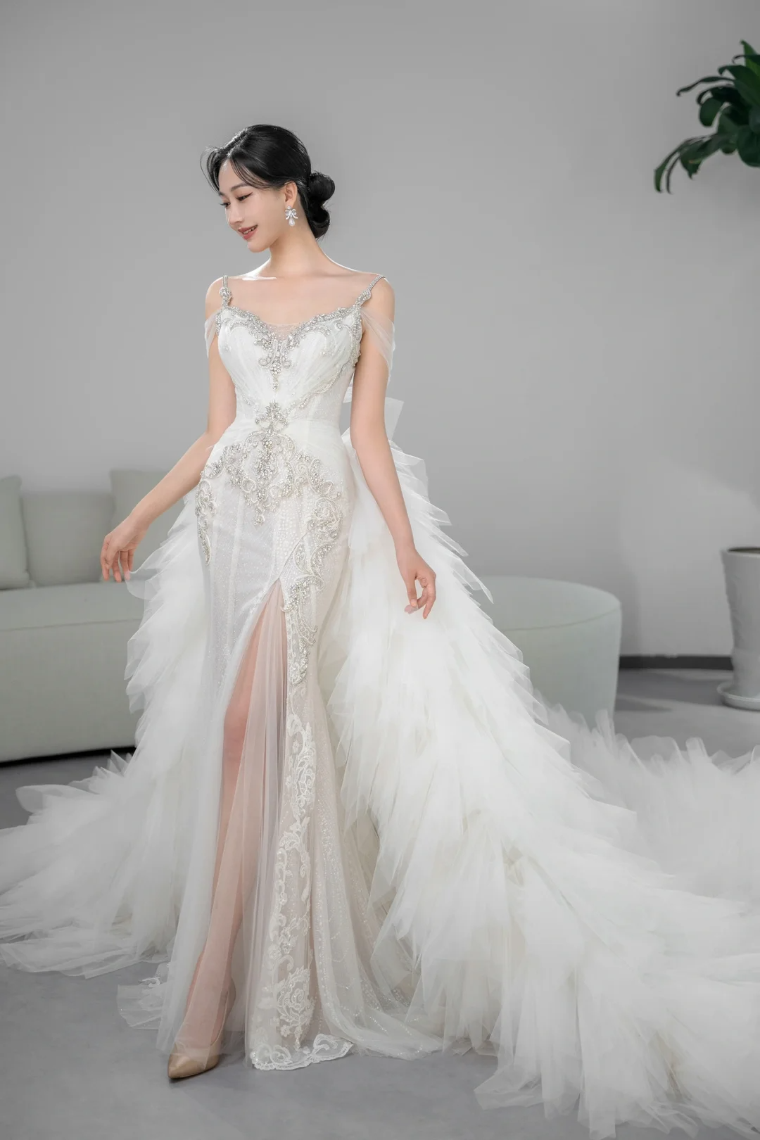 Robe de mariée longue sirène unique à bretelles spaghetti en tulle et perles C3960