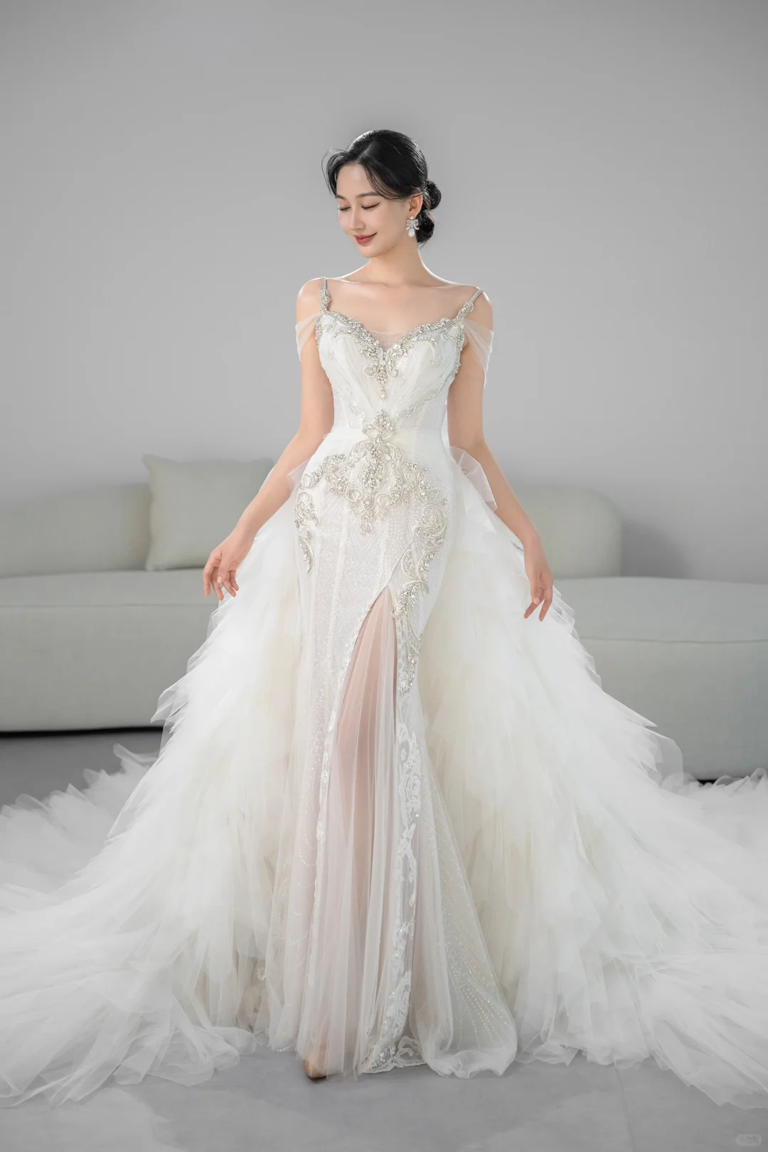 Robe de mariée longue sirène unique à bretelles spaghetti en tulle et perles C3960