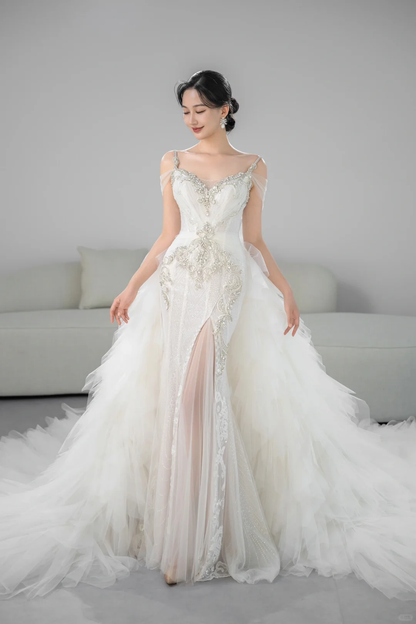 Robe de mariée longue sirène unique à bretelles spaghetti en tulle et perles C3960