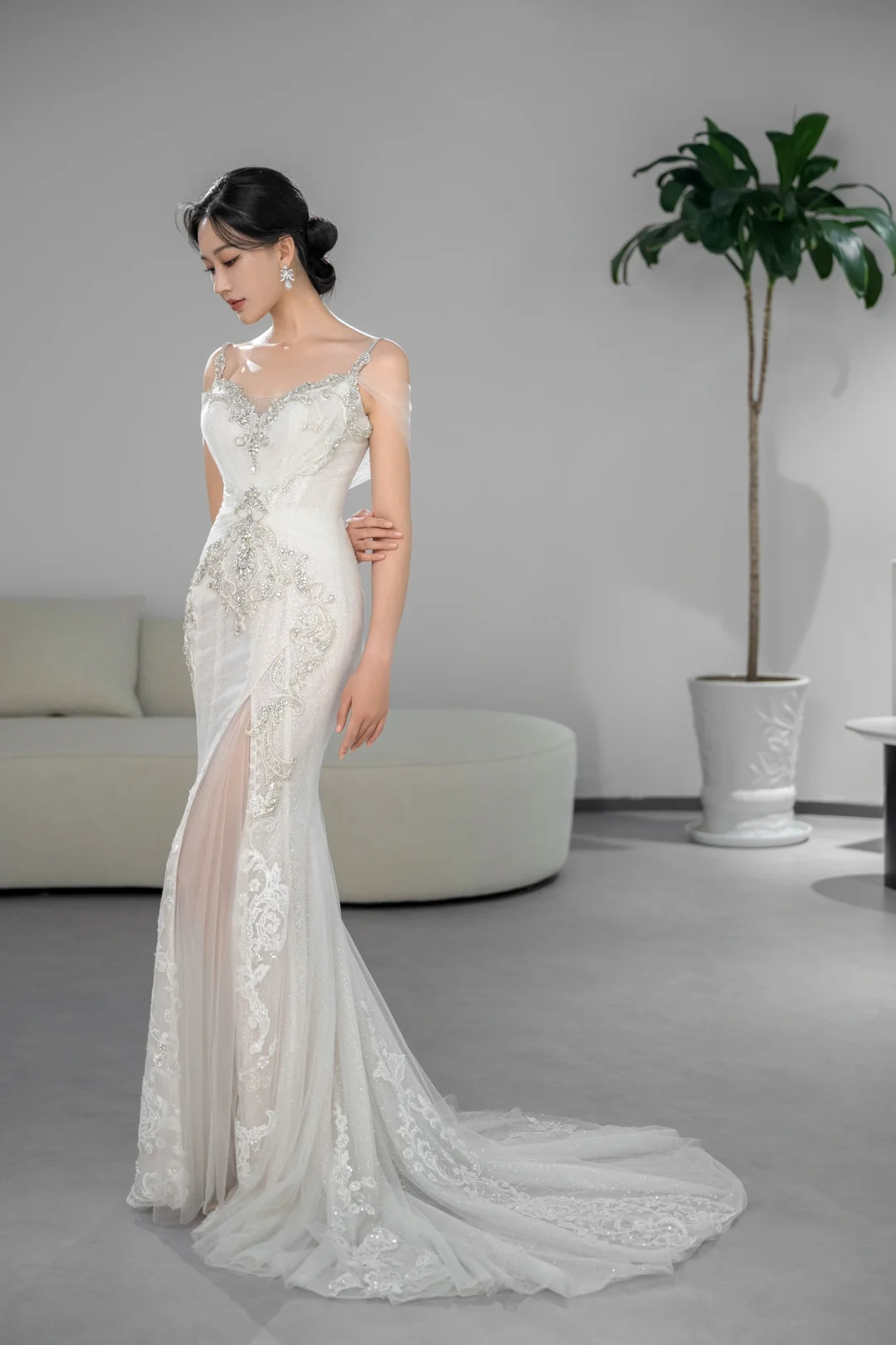 Robe de mariée longue sirène unique à bretelles spaghetti en tulle et perles C3960