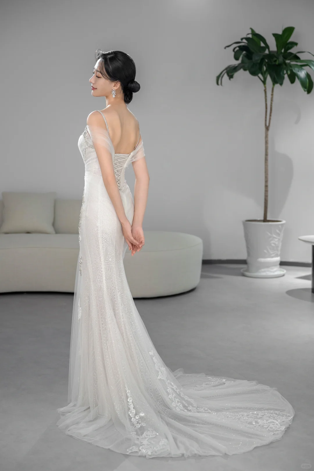 Robe de mariée longue sirène unique à bretelles spaghetti en tulle et perles C3960