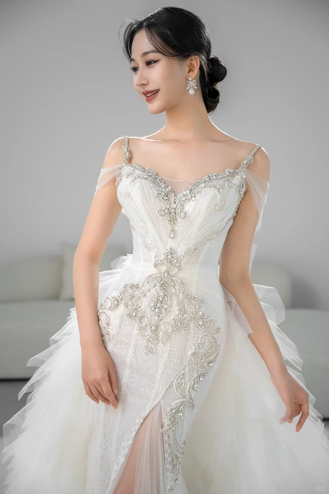 Robe de mariée longue sirène unique à bretelles spaghetti en tulle et perles C3960