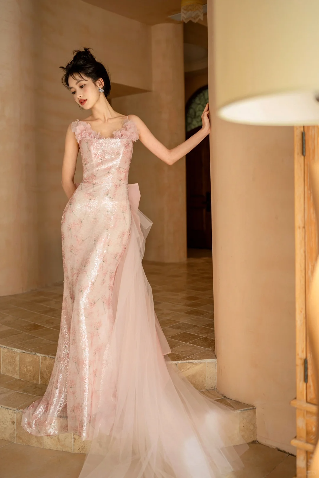 Jolie robe de bal sirène longue à bretelles spaghetti en tulle rose et paillettes C3974
