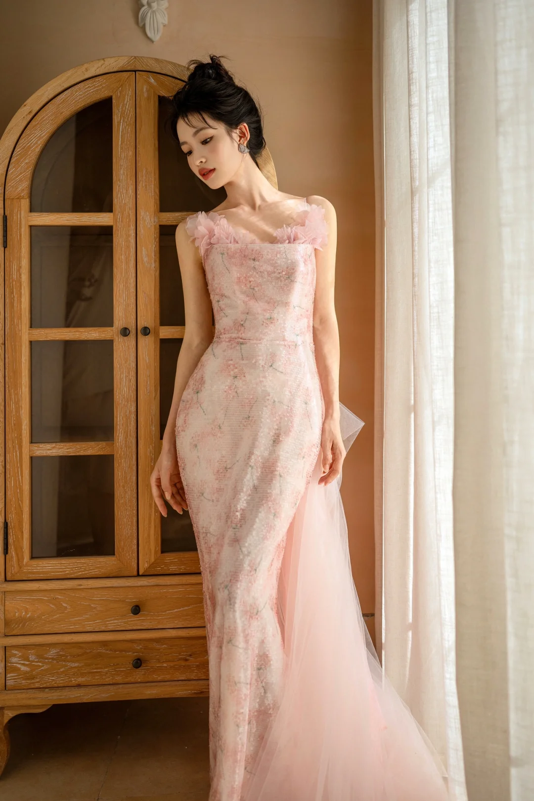 Jolie robe de bal sirène longue à bretelles spaghetti en tulle rose et paillettes C3974