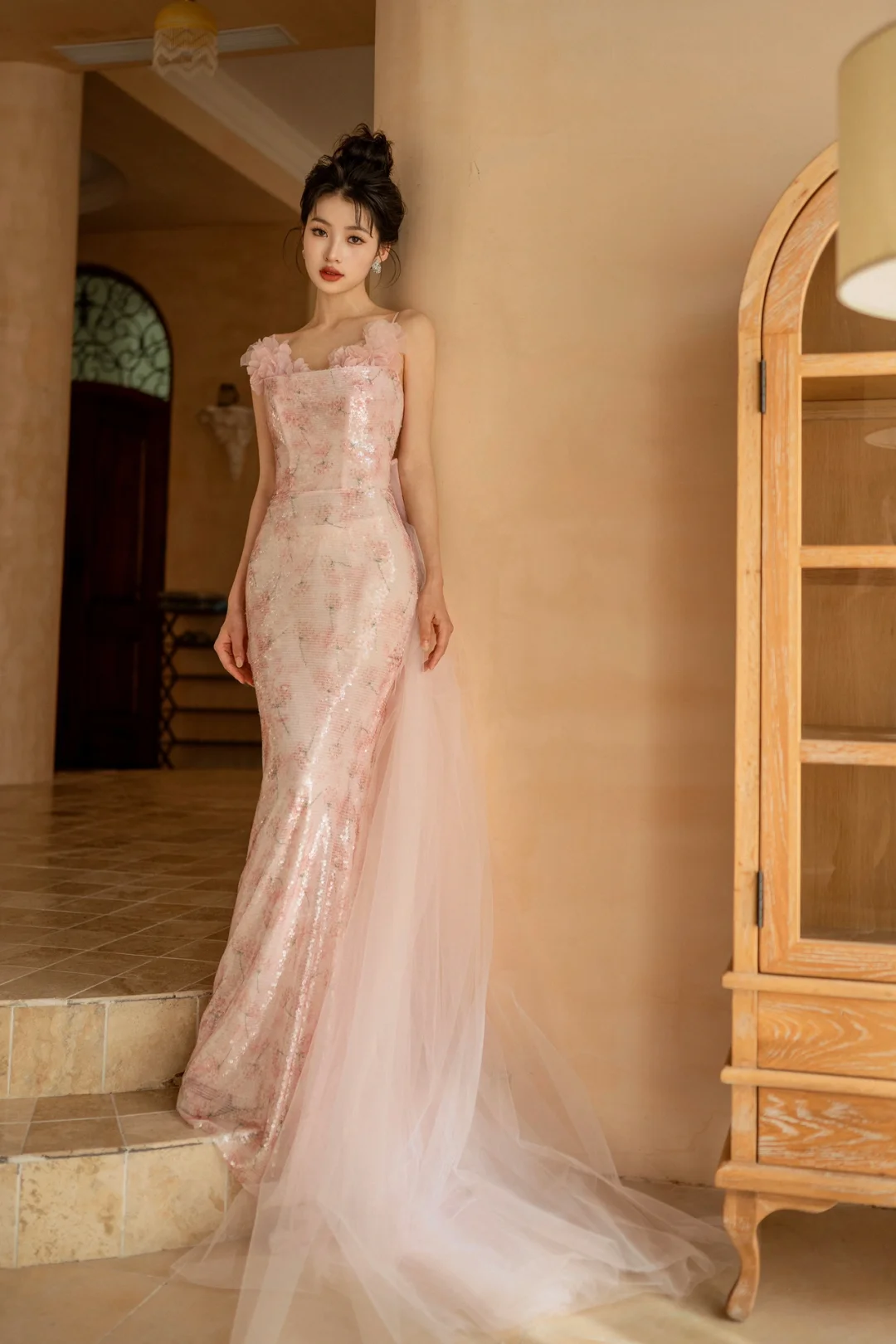 Jolie robe de bal sirène longue à bretelles spaghetti en tulle rose et paillettes C3974