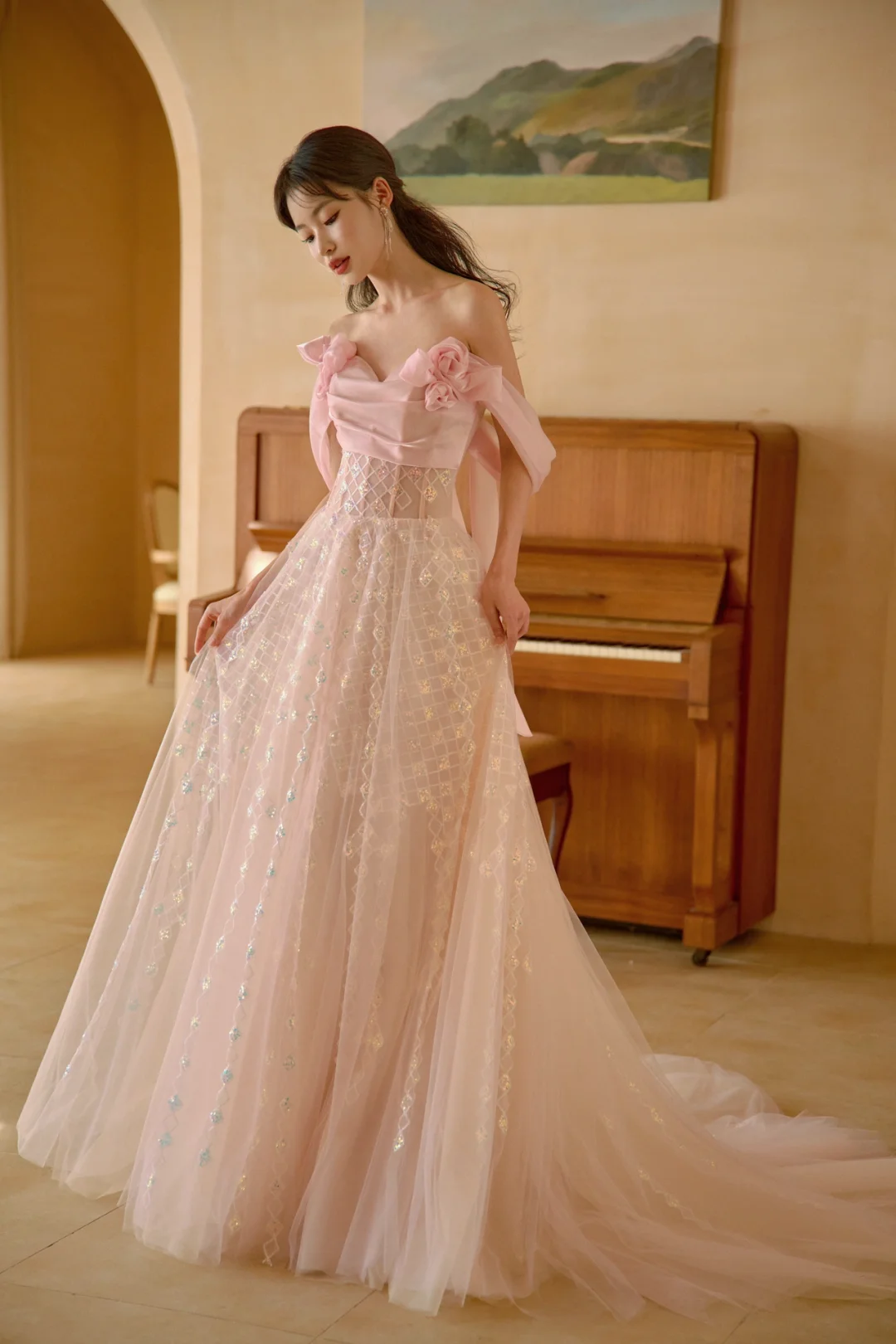 Jolie robe de bal longue en satin rose à épaules dénudées et paillettes C3975