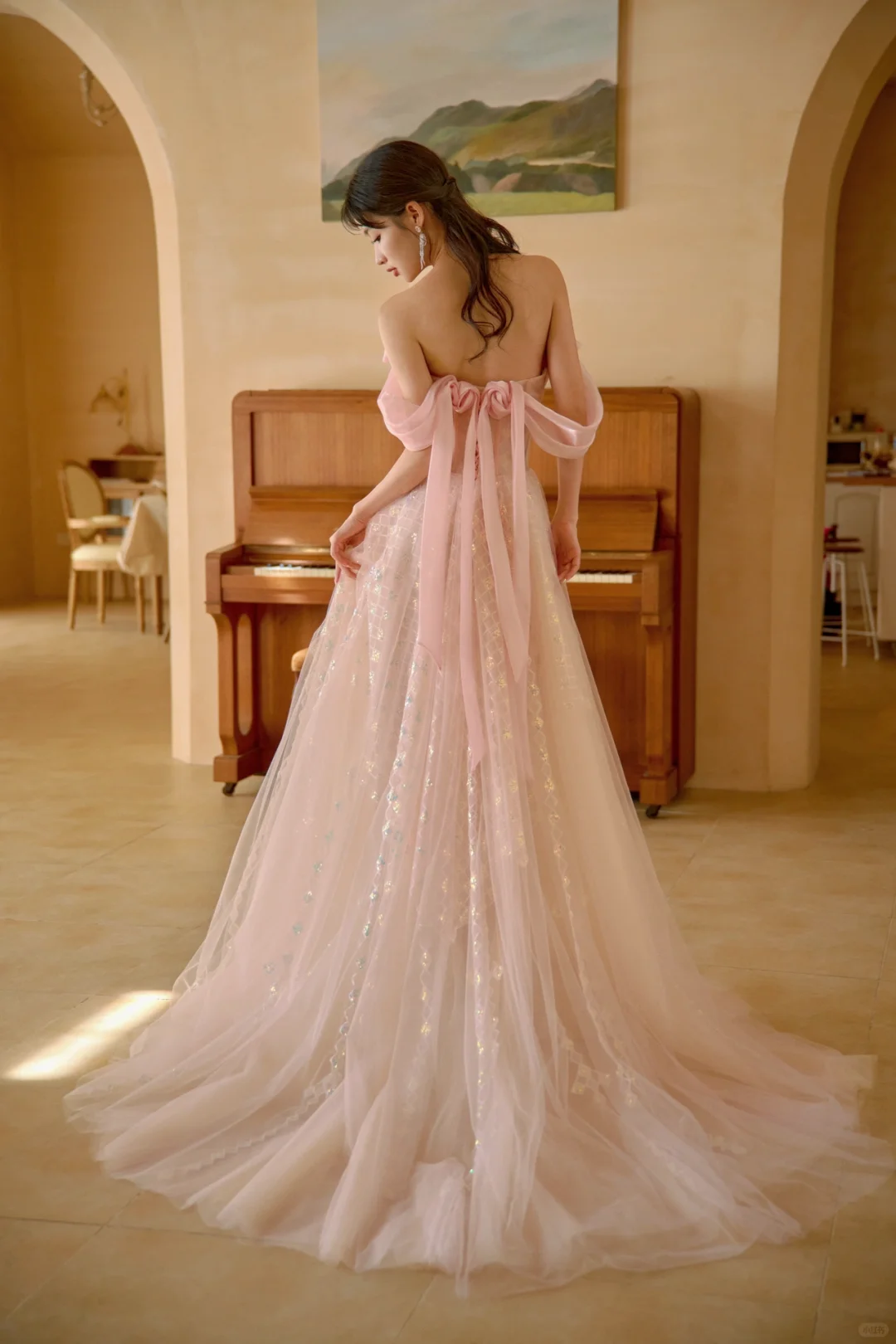 Jolie robe de bal longue en satin rose à épaules dénudées et paillettes C3975