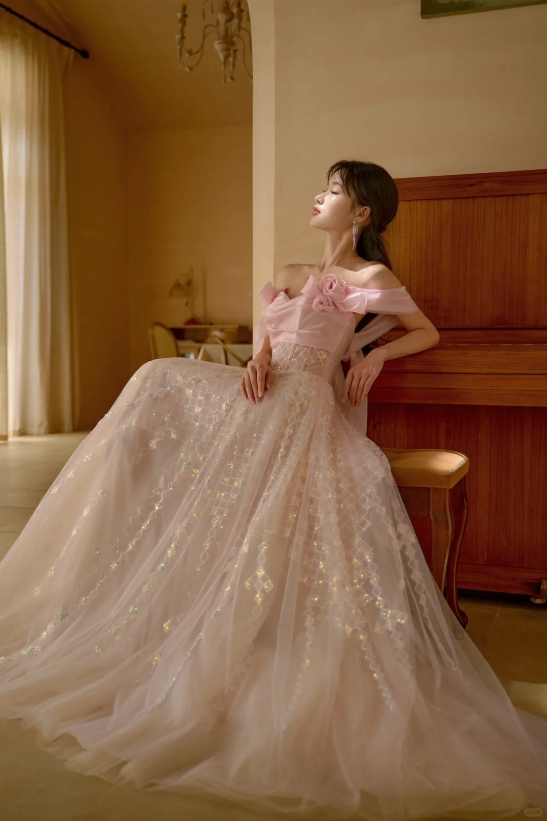 Jolie robe de bal longue en satin rose à épaules dénudées et paillettes C3975