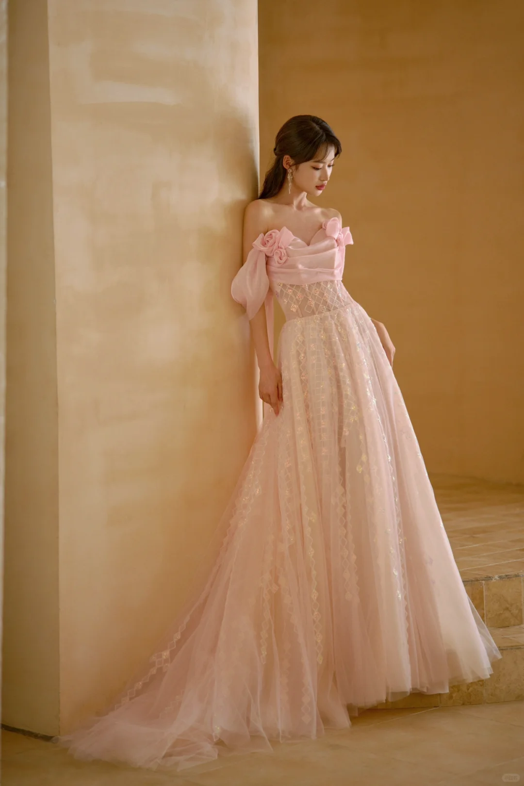 Jolie robe de bal longue en satin rose à épaules dénudées et paillettes C3975