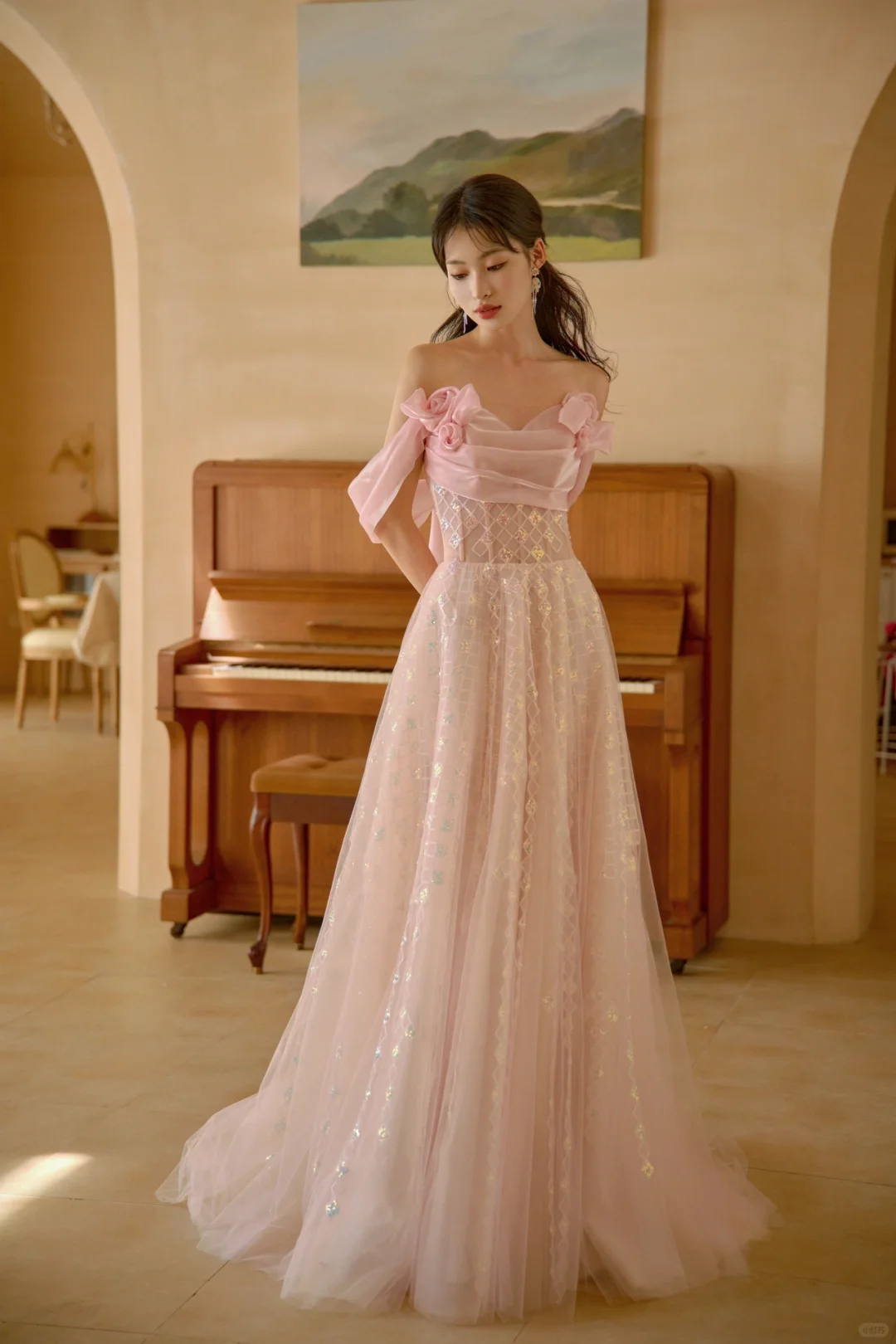 Jolie robe de bal longue en satin rose à épaules dénudées et paillettes C3975