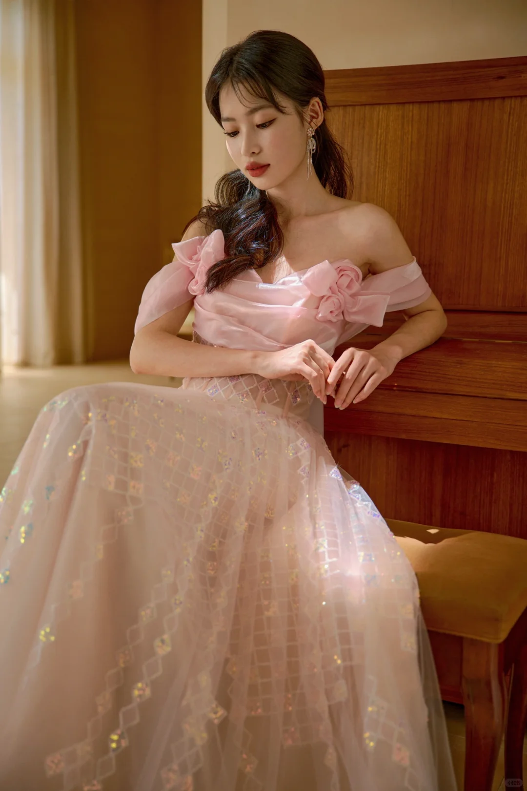 Jolie robe de bal longue en satin rose à épaules dénudées et paillettes C3975