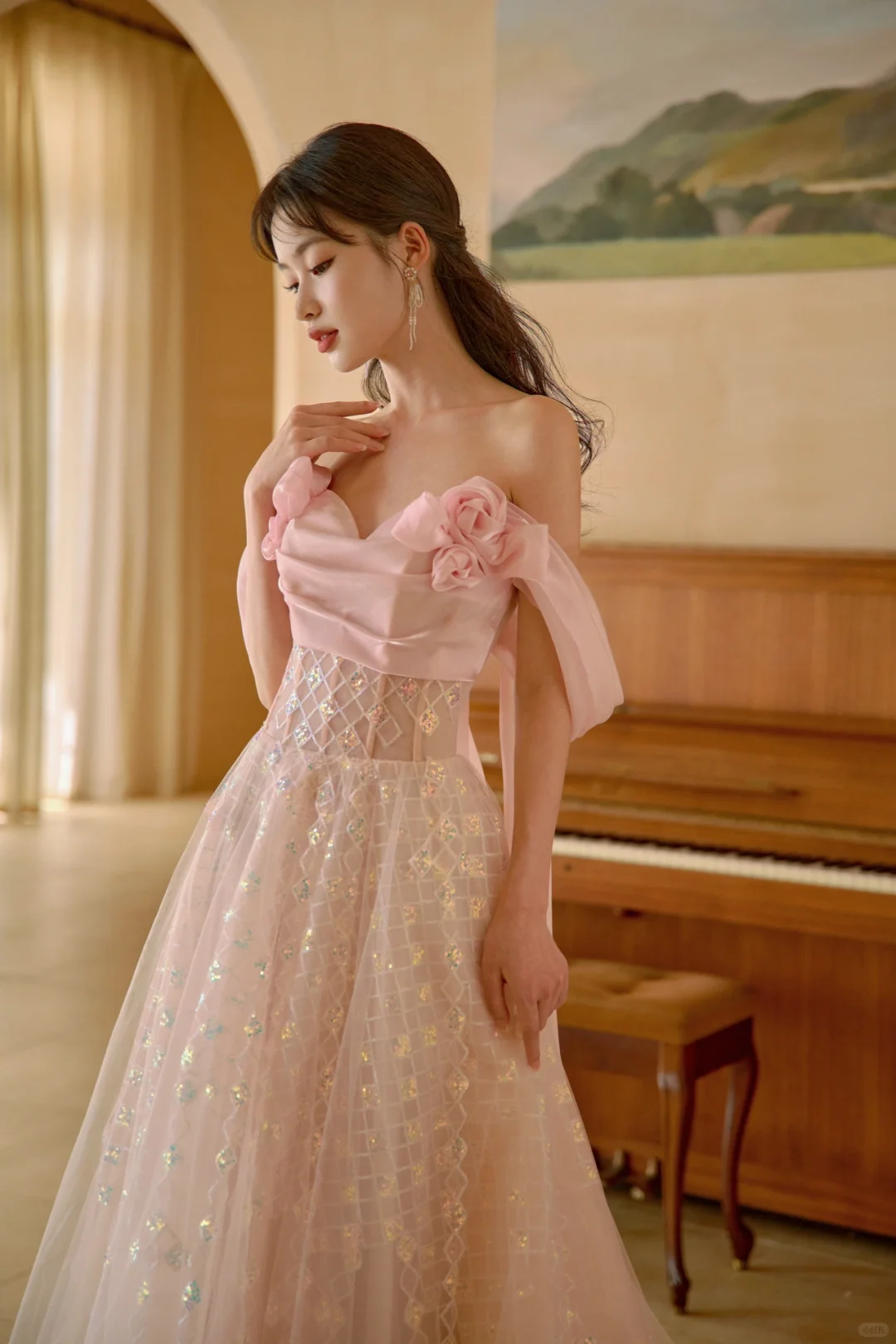 Jolie robe de bal longue en satin rose à épaules dénudées et paillettes C3975