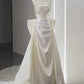Robe de mariée longue élégante en satin plissé, sans bretelles, avec perles et coupe trapèze, C3983