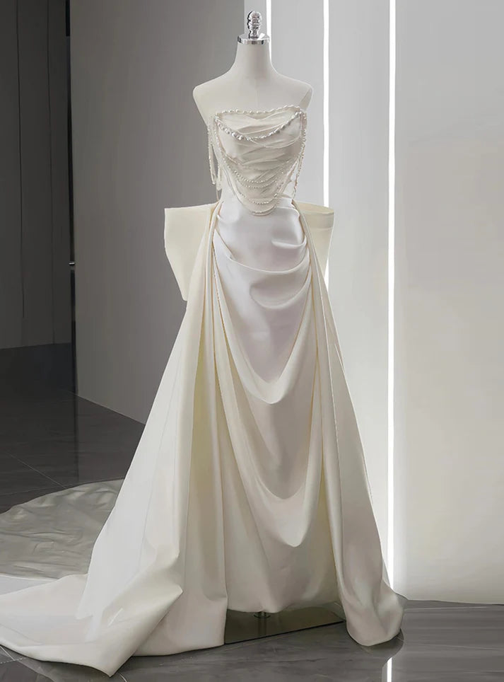 Robe de mariée longue élégante en satin plissé, sans bretelles, avec perles et coupe trapèze, C3983